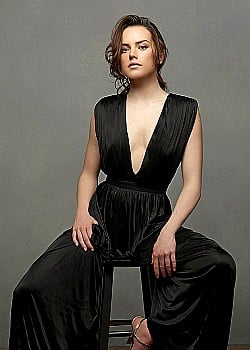 Daisy Ridley image 1 of 4