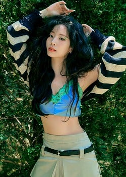 Kim Da-hyun image 1 of 2