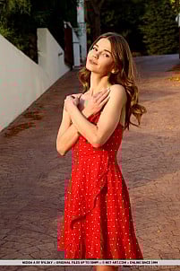 Mia Lee gallery image 1 of 18