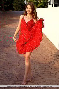 Mia Lee gallery image 2 of 18