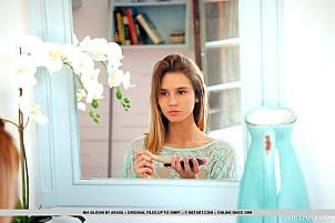 Mia Bloom gallery image 1 of 18