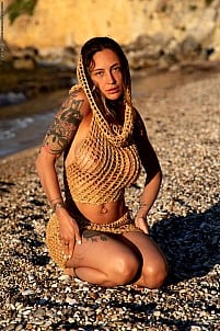 Alba puts her sun-kissed body fully exposed as she goes naked on the beach