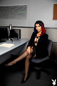 Roxie Sinner takes down her office outfit and lingerie, expo