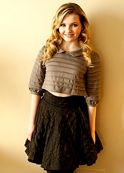 Abigail Breslin image 2 of 4