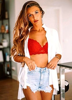 Adriana Pozueco image 2 of 3