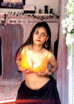 Afreen Khan image 3 of 3