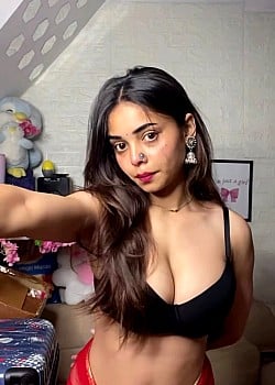 Afreen Khan image 1 of 3