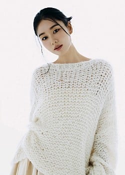Ahn Eun-jin image 2 of 3