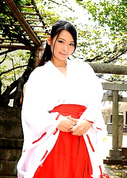 Ako Nishino image 4 of 4
