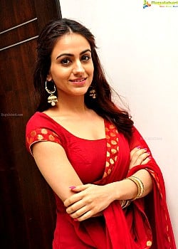 Aksha Pardasany image 3 of 3