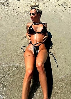 Alexandra Diamond (Instagram) image 2 of 3