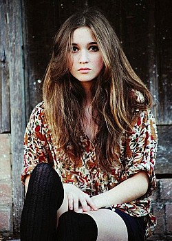 Alice Englert image 2 of 2