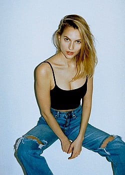 Alina Enders image 2 of 4