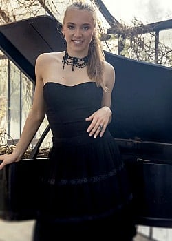 Alina Korneeva image 2 of 2