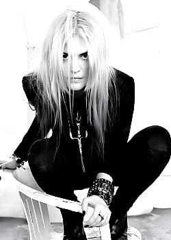 Alison Mosshart image 2 of 2