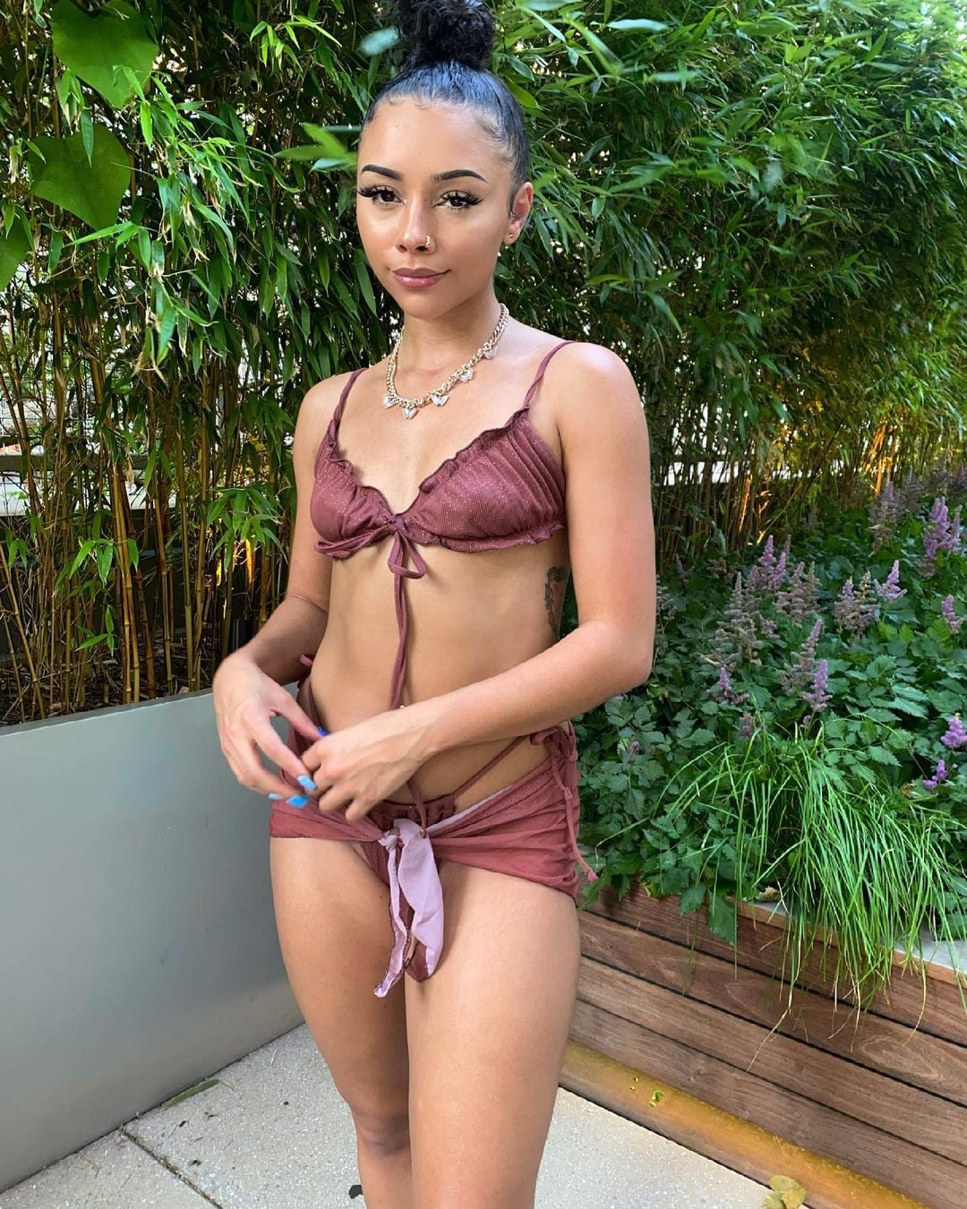 Alix Lapri - Free pics, galleries & more at Babepedia