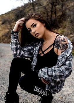 Allie Harding image 2 of 4