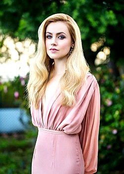 Amanda Schull image 1 of 1