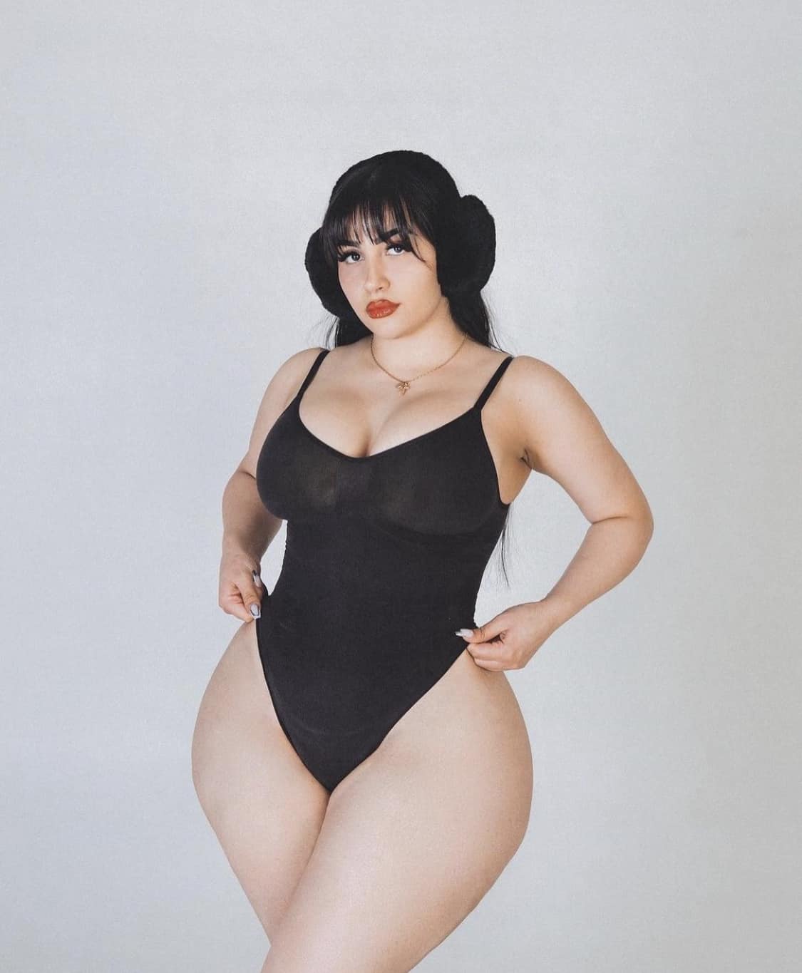 Amelia Curvy - Free pics, galleries & more at Babepedia