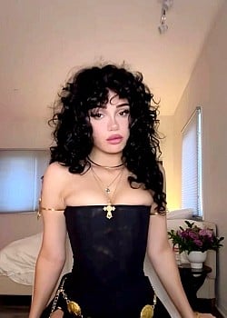 Amelie Warren image 2 of 2