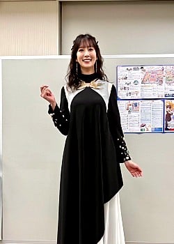 Ami Koshimizu image 1 of 3