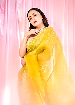 Amruta Khanvilkar image 2 of 4