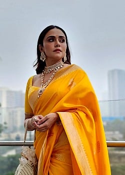 Amruta Khanvilkar image 3 of 4