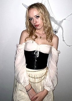 Amybeth McNulty image 3 of 4