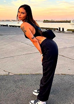 Ana Balvin image 2 of 2