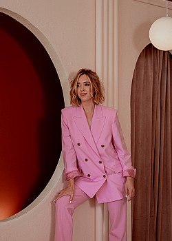 Andrea Bowen image 2 of 4