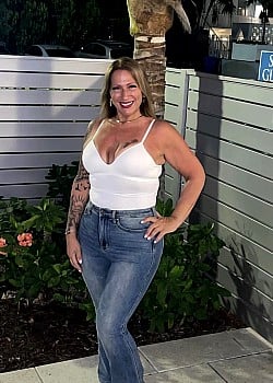 Angie Bella image 1 of 4