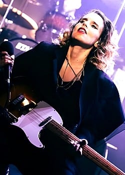 Anna Calvi image 2 of 3