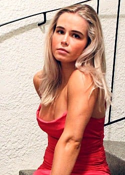 Anna Huse image 3 of 4