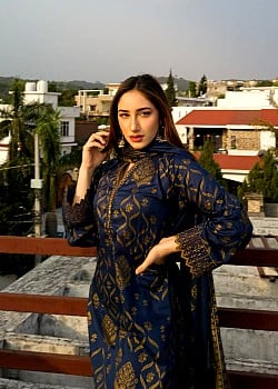 Aroob Khan image 2 of 4
