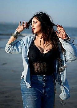 Arshi Khan image 2 of 4