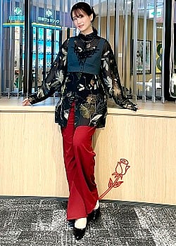 Asami Seto image 1 of 3
