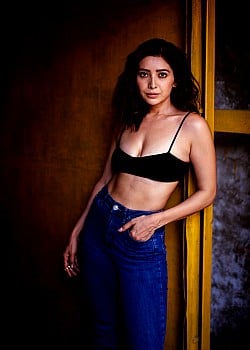 Asha Negi image 2 of 4