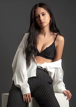 Ashlyn Bree image 1 of 4