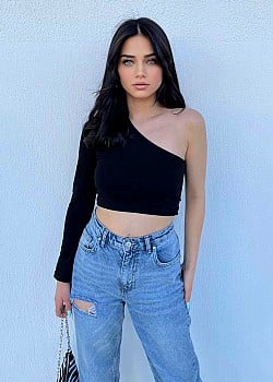 Asli Atil image 1 of 4
