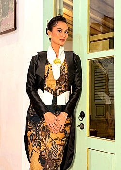 Atiqah Hasiholan image 1 of 2