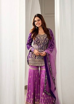 Ayesha Khan image 3 of 4
