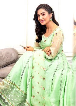 Ayeza Khan image 3 of 3