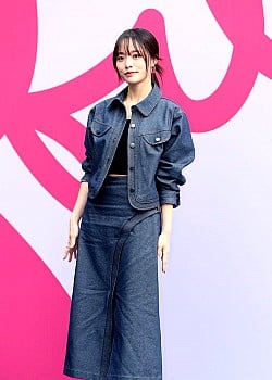 Bae Yoon-kyung image 3 of 4