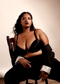 Barbara Diniz image 2 of 3