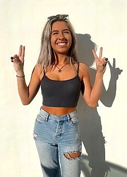 Baylee (Twitch) image 2 of 4