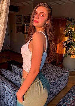 Beatriz Fernandes image 2 of 2