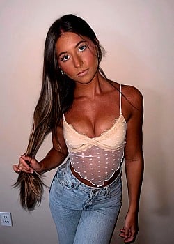 Bianca Azzinaro image 1 of 4