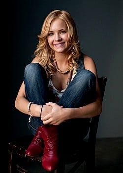Britt Robertson image 3 of 4