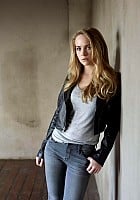 Britt Robertson profile photo