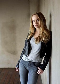 Britt Robertson image 1 of 4